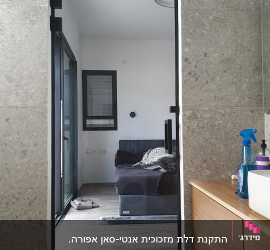 דלת זכוכית עם מסגרת שחורה בחדר אמבטיה